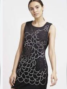 CARTISE. SLEEVELESS SHEATH DRESS,  SIZE:8 BLK & Off White